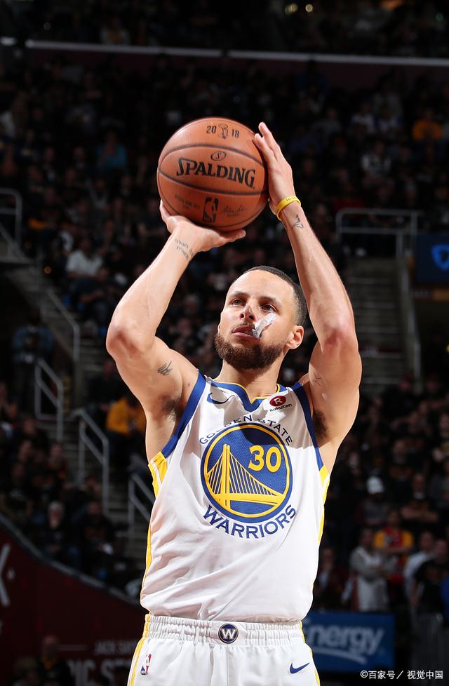 青岛海牛：李霄鹏未与球队告别，近期会根据明年情况与其谈续约（青岛海牛：李霄鹏尚未与球队告别，续约将依据明年形势近期商谈）