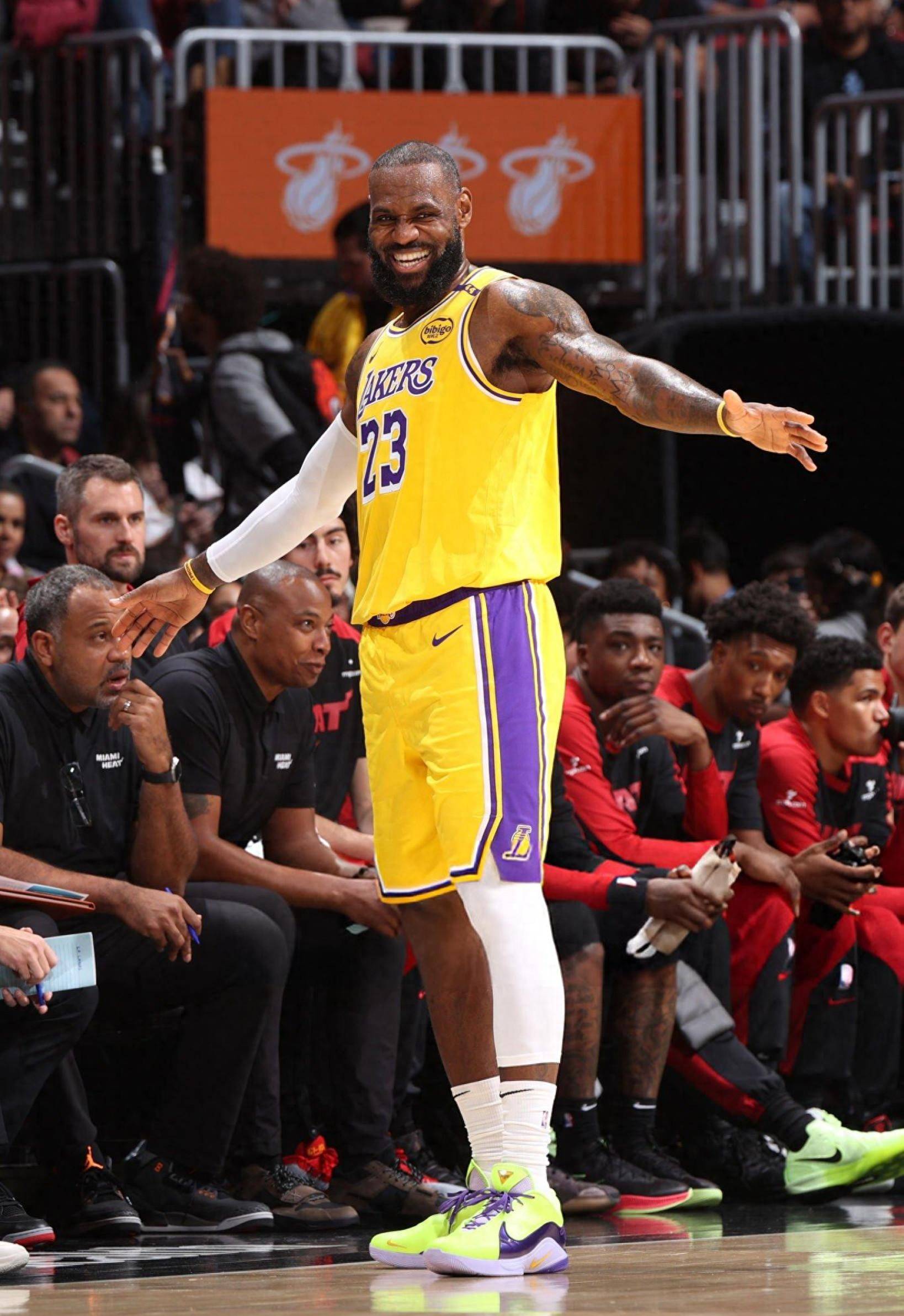 莱奥：我正在学习踢中锋，球队在场内场外都在帮助我（莱奥：正学习胜任中锋，球队场上场下都在帮我）