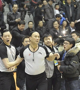 邵佳一告诫小球员：怎么能喝可乐呢，光跟老队员学散漫了（邵佳一提醒小球员：可乐怎能喝？别把老队员的散漫学去了）