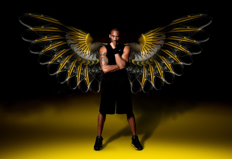 他不吼不叫，却掌控全场（不动声色，却镇住全场）