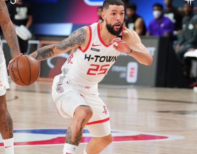 欧文突破防守创造杀伤，制造罚球（欧文穿透防线造杀伤，赢得罚球）