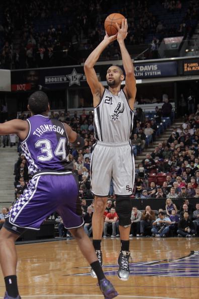 帕潘夸赞吉鲁：他不仅能进球还能防守，甚至还能客串门将（帕潘盛赞吉鲁：能攻善守，必要时还能客串门将）