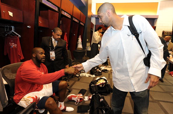 氛围轻松，维尼修斯在训练中穿裆主帅阿隆索（轻松一刻：维尼修斯训练场穿裆主帅阿隆索）