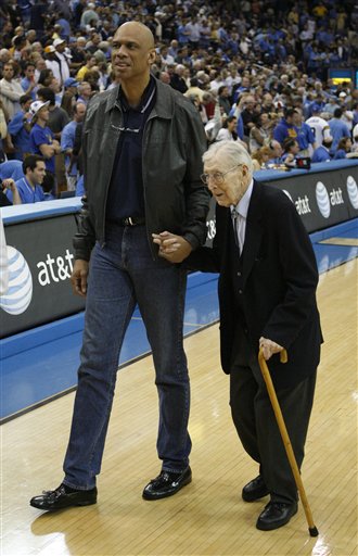 西甲半场：博耶点射破门，阿拉维斯暂1-0皇家社会（西甲半场战报：博耶点球命中，阿拉维斯1-0领先皇家社会）