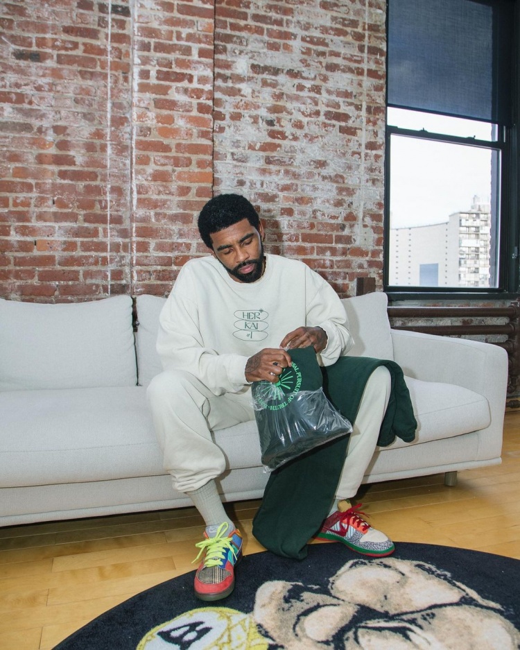 “罗马队友基情互动”，德罗西赛后新闻发布会被哲科亲吻（罗马队友暖心互动：德罗西在赛后发布会上被哲科亲吻）